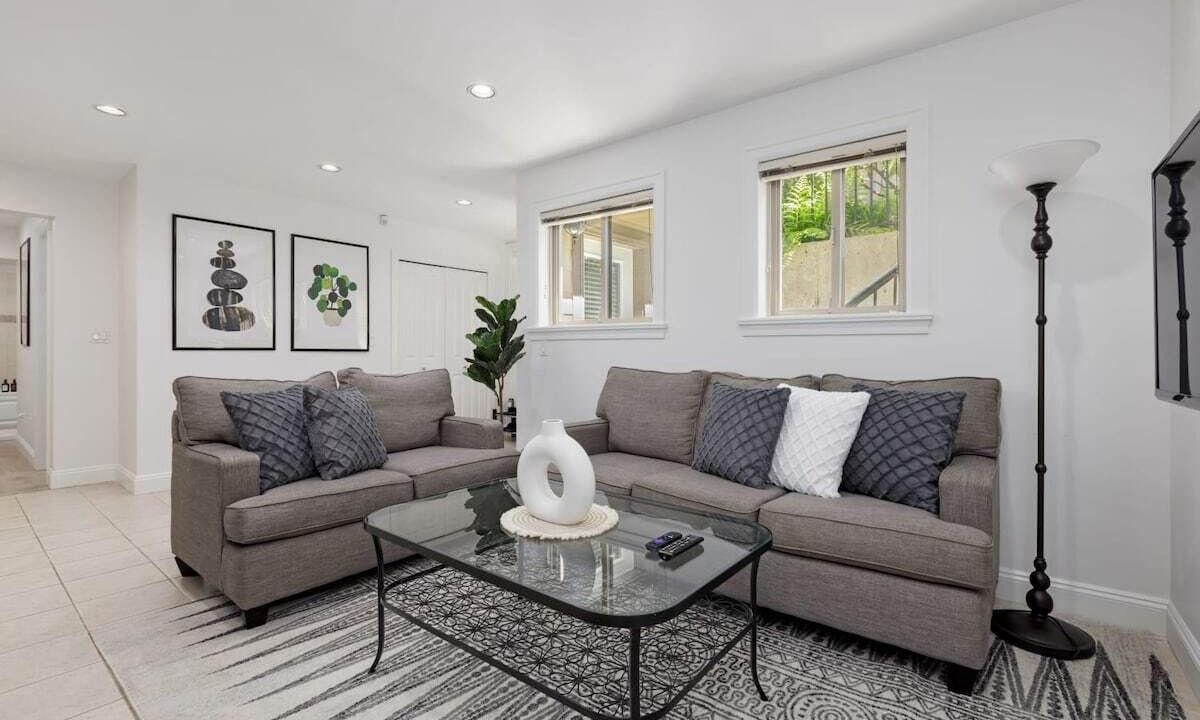 Canyon Heights House | 2 bdr Cozy Suite in North Van