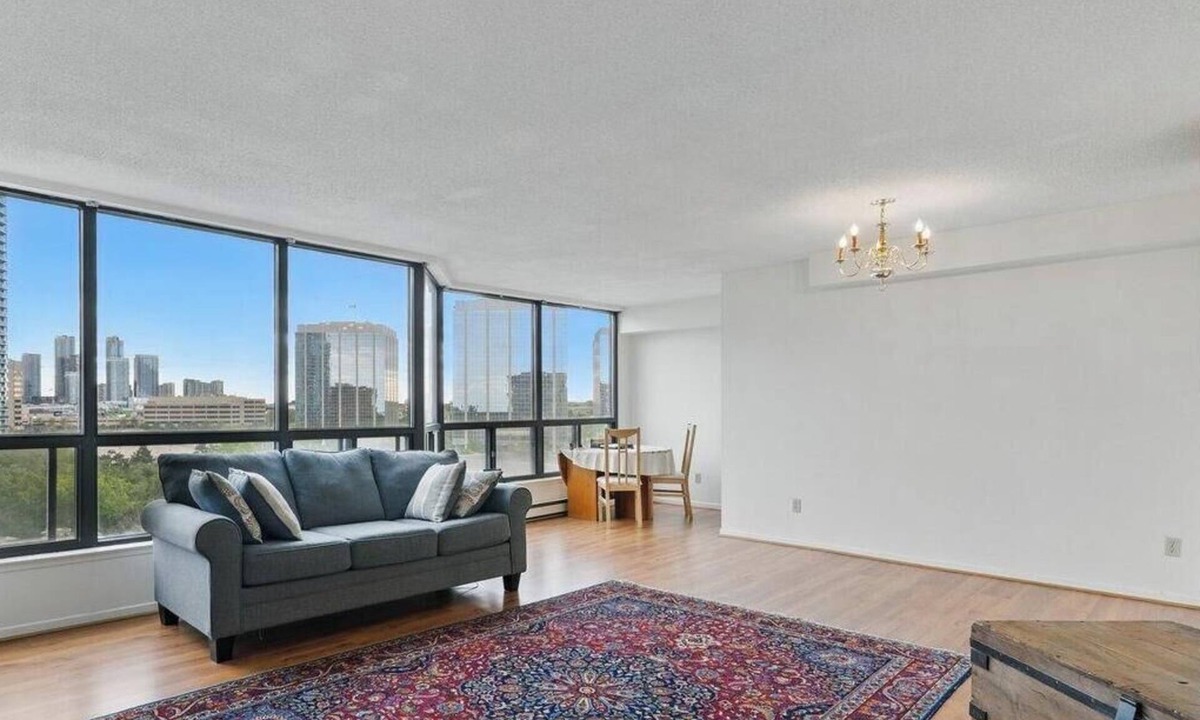 Downtown Mississauga Apartment | 2-Bedroom Apartment 30 minutes away from Toronto