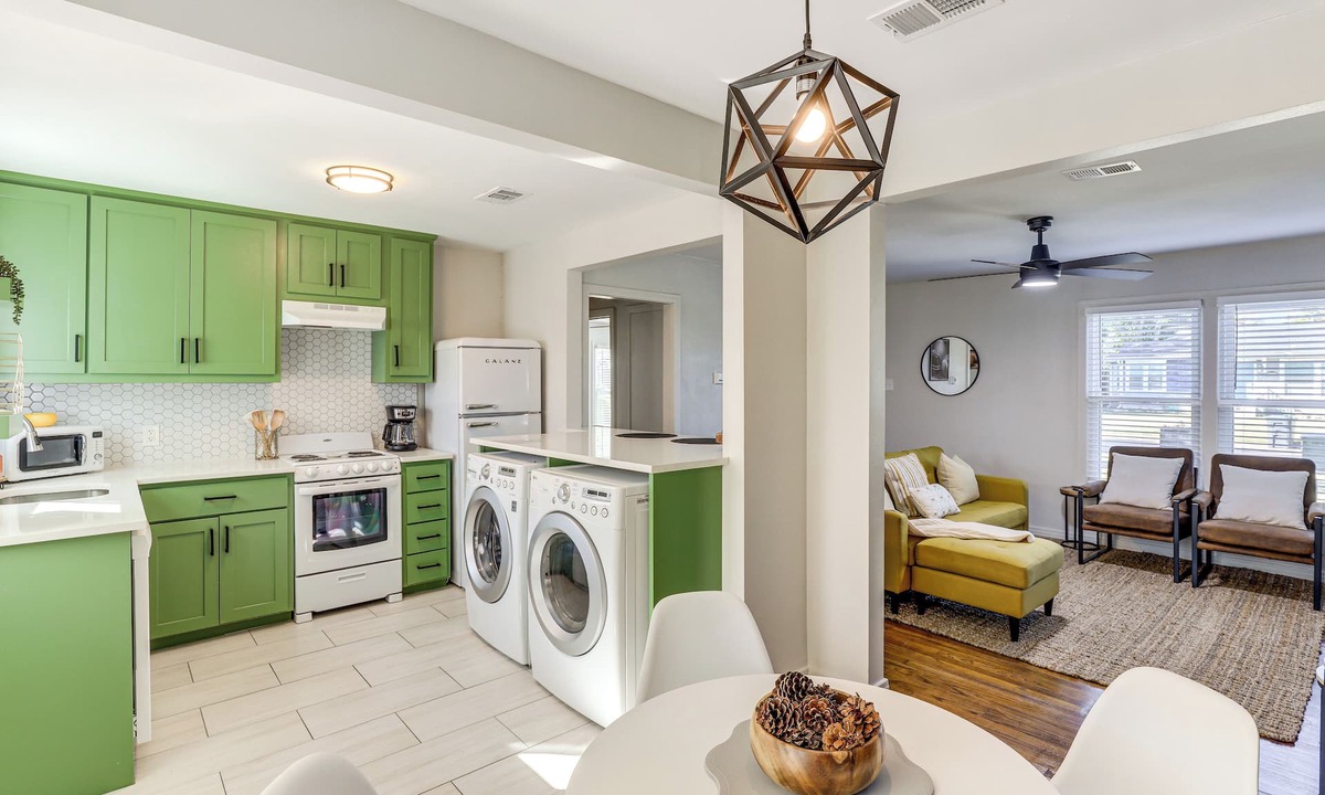 Central Arlington Cottage | 2 Blocks to At&t Stadium: Sports Fan Headquarters!