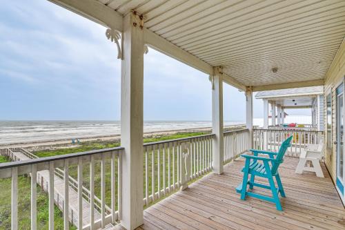 Freeport House | 2 Decks, Patio & Views: Beachfront Texas Retreat