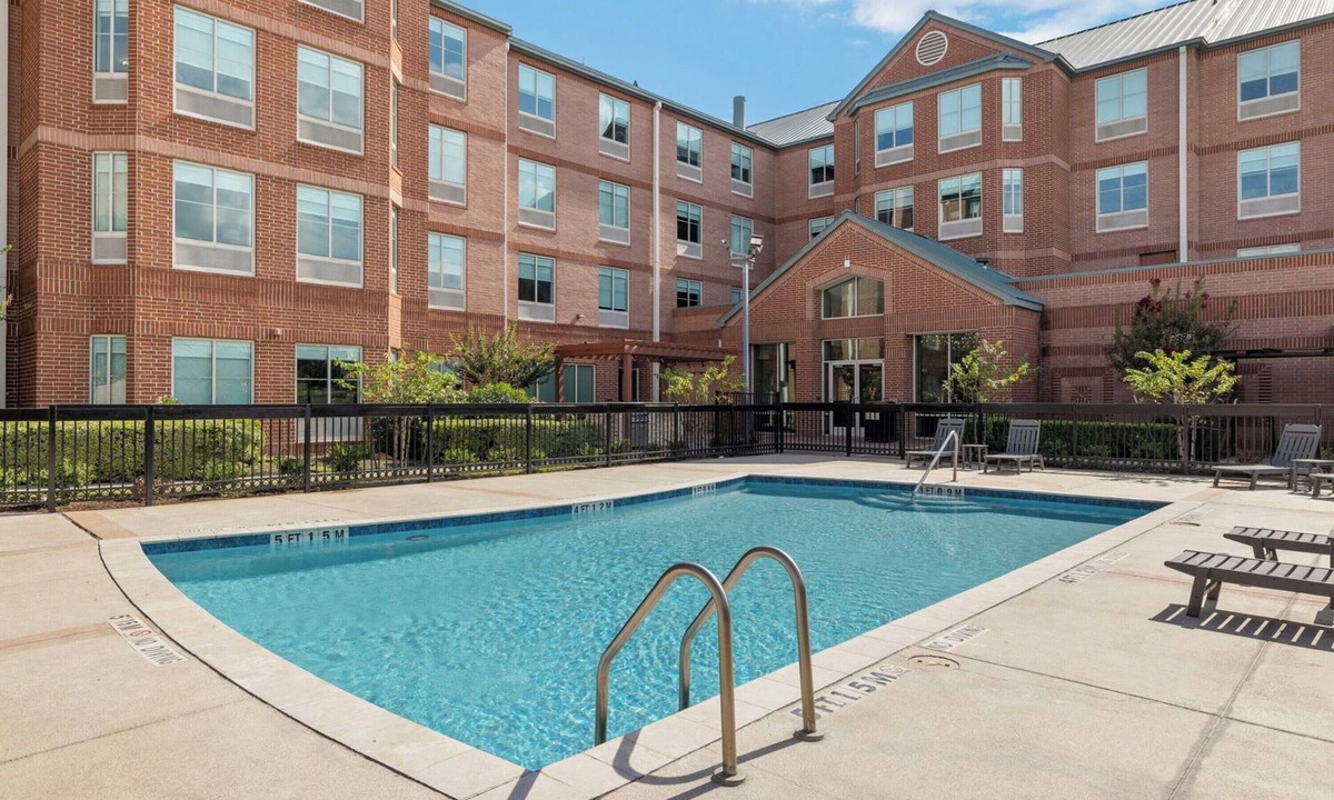 FM 1960 Hotel | 2 Family-Friendly Rooms Located for Houston’s Sights | Outdoor Pool