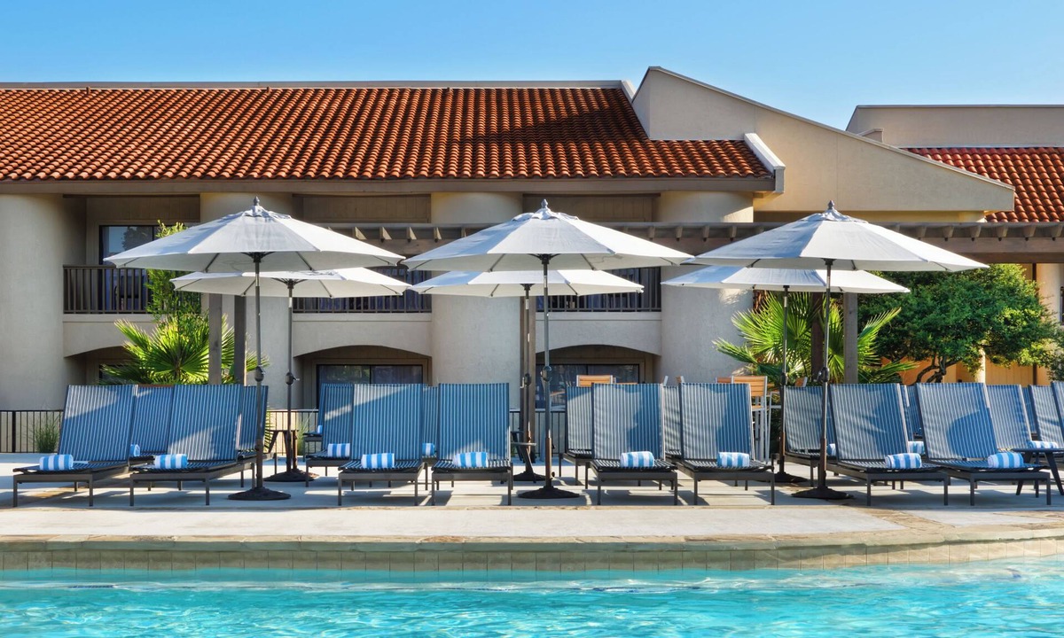Boerne Hotel | 2 Queens | Scenic Balcony | 2 Units| 6 mi to Hill Country Mile Boutiques