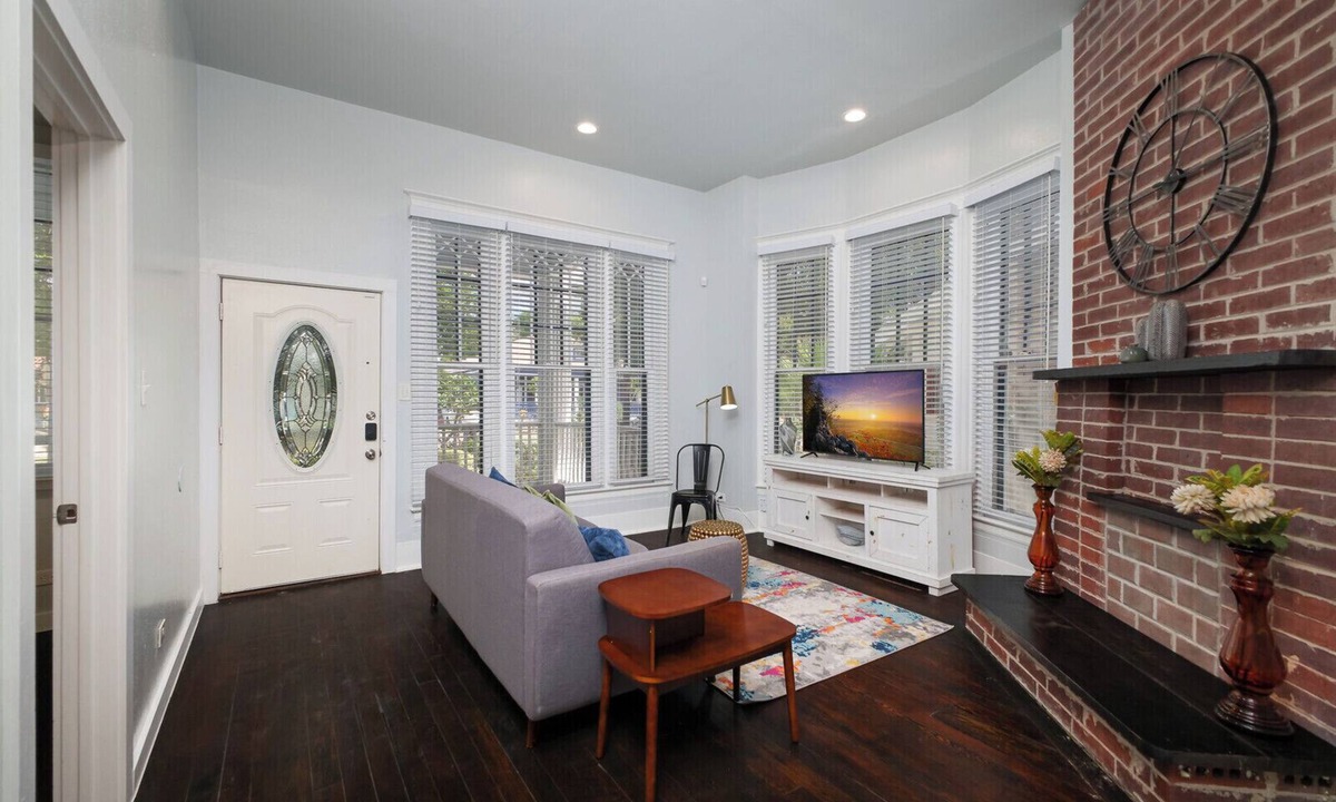 Southtown Condo | 2BR Riverwalk Condo Corporate & Insurance Stays Fast Wi-Fi W/D Monthly