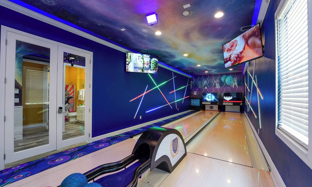 Loughman House | 2xSide-by-side,Bowling,1GB wifi,videowall TV,ensuites, US-Music-themed, sleep 80