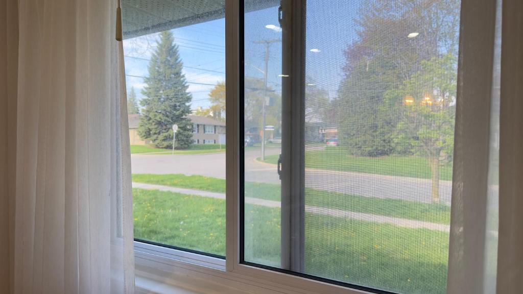 Woburn House | 3 Bed 2 Bath Bungalow, Walk to Bus, 30 min to Downtown