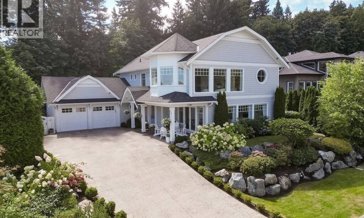 Sidney House | 3 bed/5 bath beautiful coastal family home w/water views near airport & Sidney