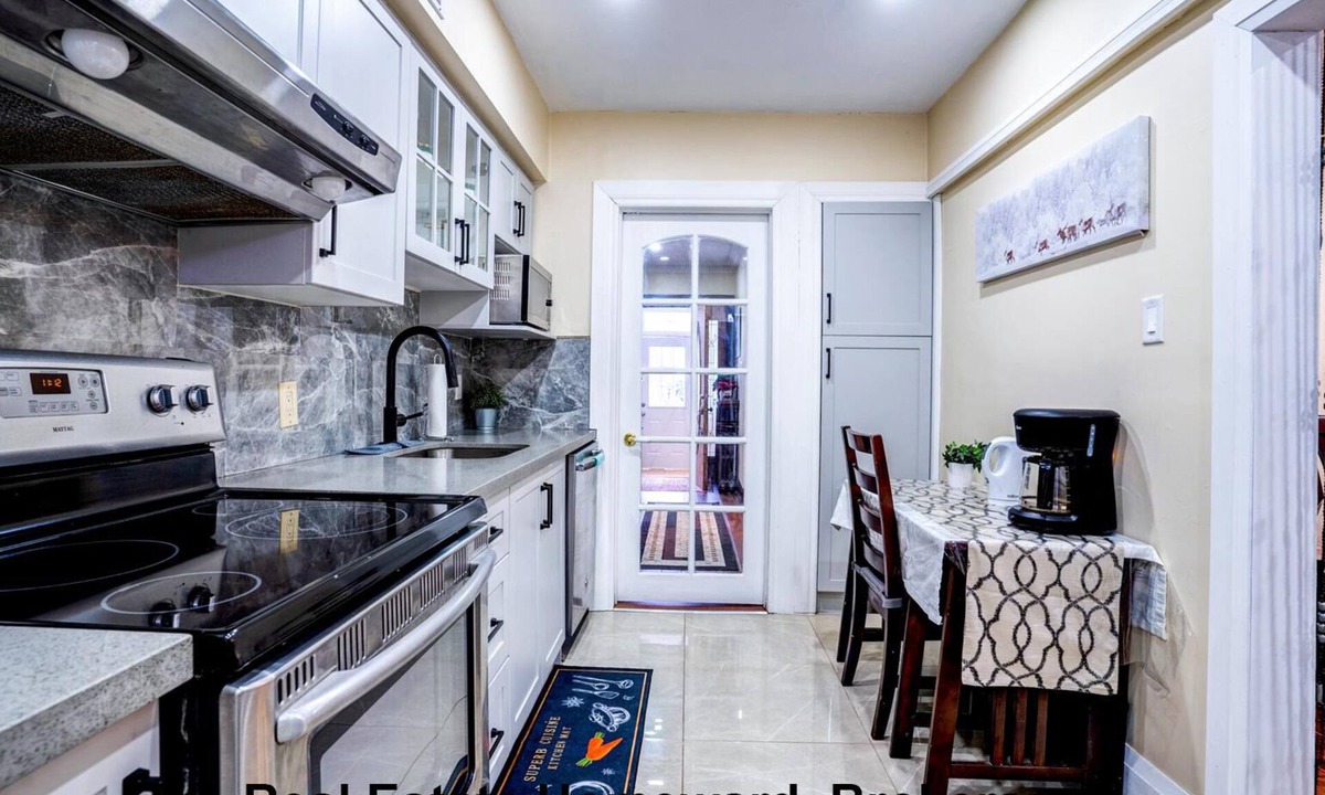 Blake - Jones House | 3 bedroom detached house in Toronto (Danforth area)