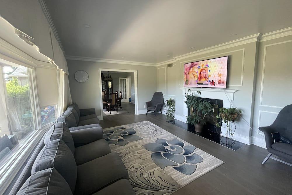 Milton Villa | 3 Bedrooms in Villa with indoor swimming pool