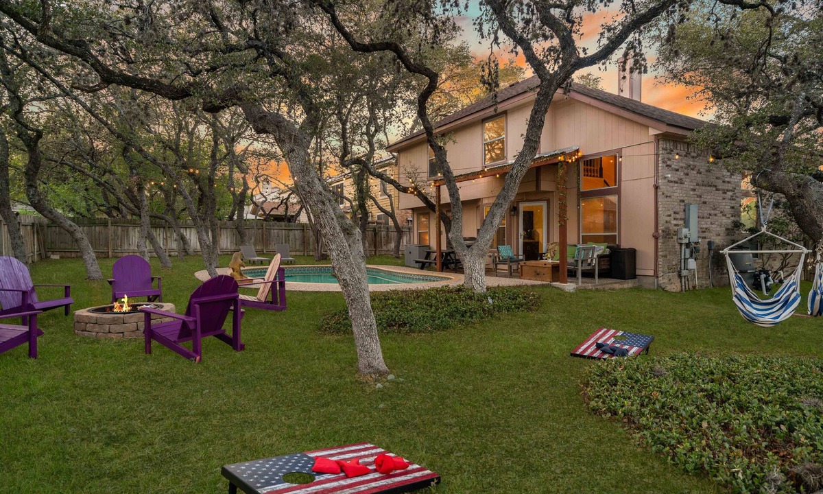 San Antonio Villa | 3B Villa, Pool, BBQ, Firepit, Mini Golf, Yard Games, Gym, Family & Pet Friendly