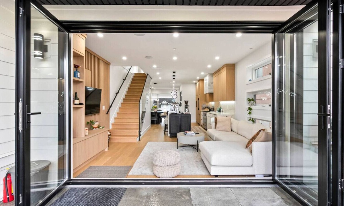 Riley Park House | 3BD Modern Luxury Family home | Patio BBQ lounge