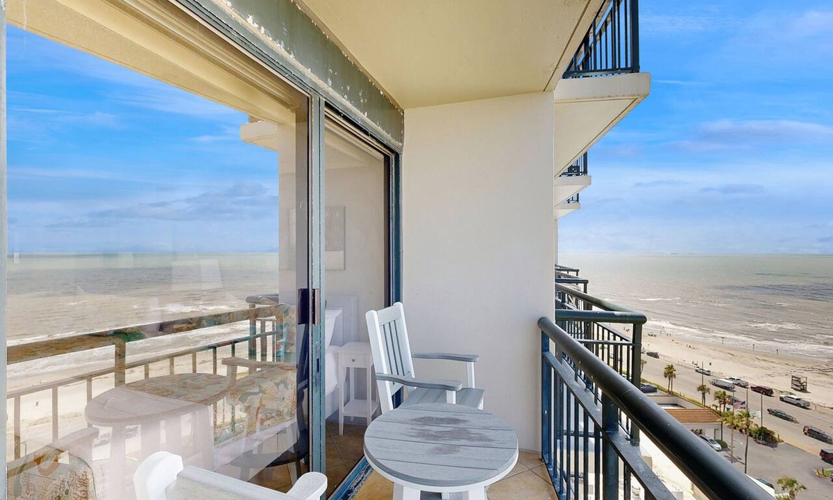 Galveston Apartment | 4-star resort oceanfront condo with pools & hot tubs - beautiful ocean views