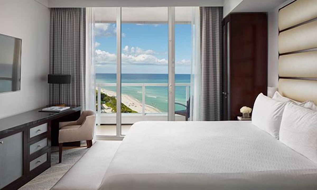 Mid Beach Hotel | 4 x Sorrento Oceanview One Bedroom Accommodation at Fontainebleau Miami Beach