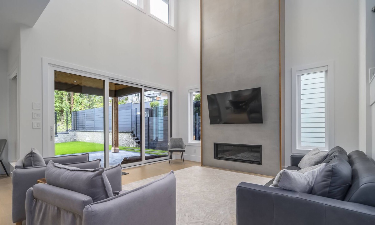 Port Coquitlam House | 5 bedroom private modern home - 3.5 bath - Sleeps 10