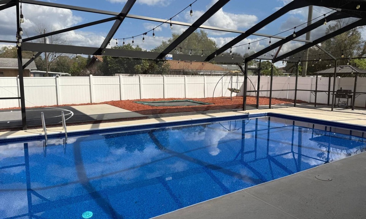 Cypress Gardens House | 5 BR home with large patio, pool & outdoor family fun - 7 mins to LEGOLAND!
