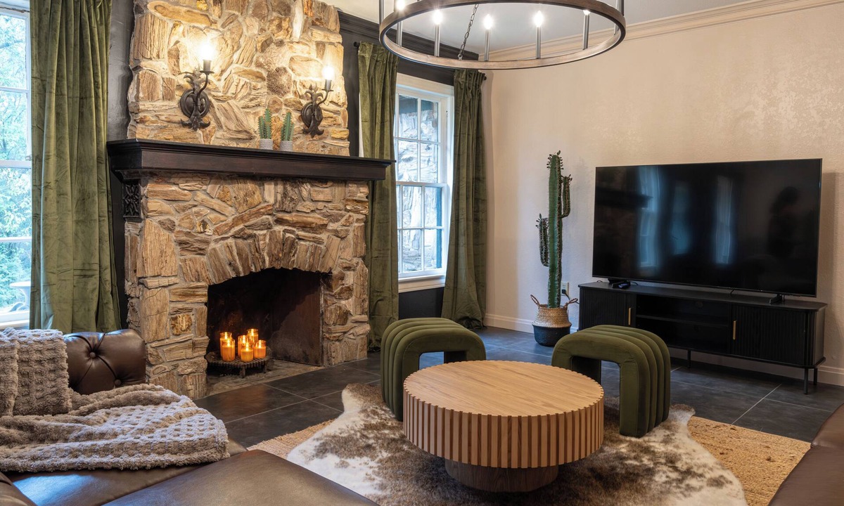College Station House | 5BR Texas Getaway Sleeps 14 Fire Pit Playset 1.2 Acre Retreat