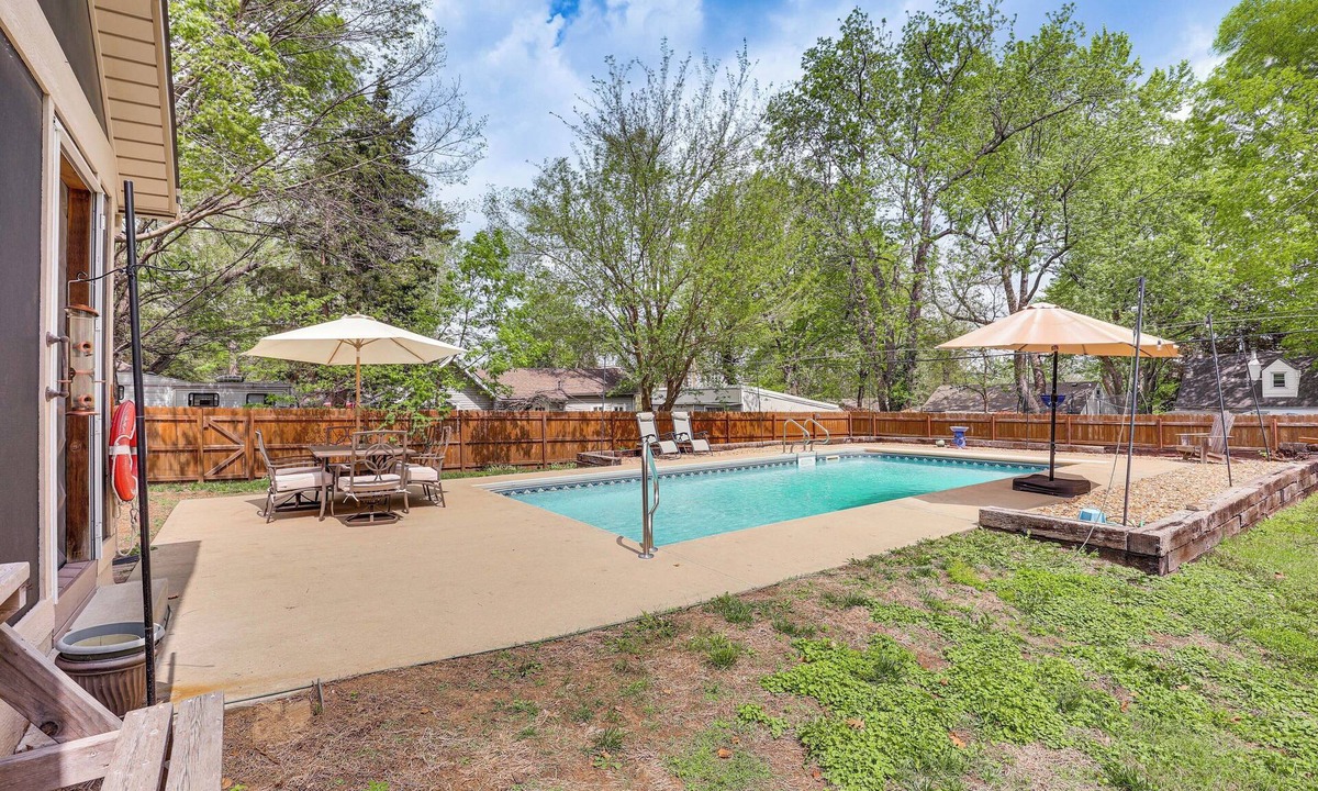 Independence House | 6 Mi to Kansas City Stadium! Home w/Fenced Yard