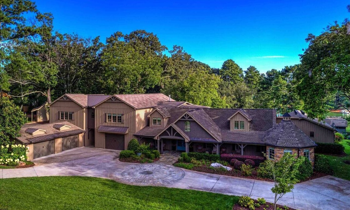 Gainesville Resort | A Private Lakefront Estate Hosting | Reunions | Corporate Retreats