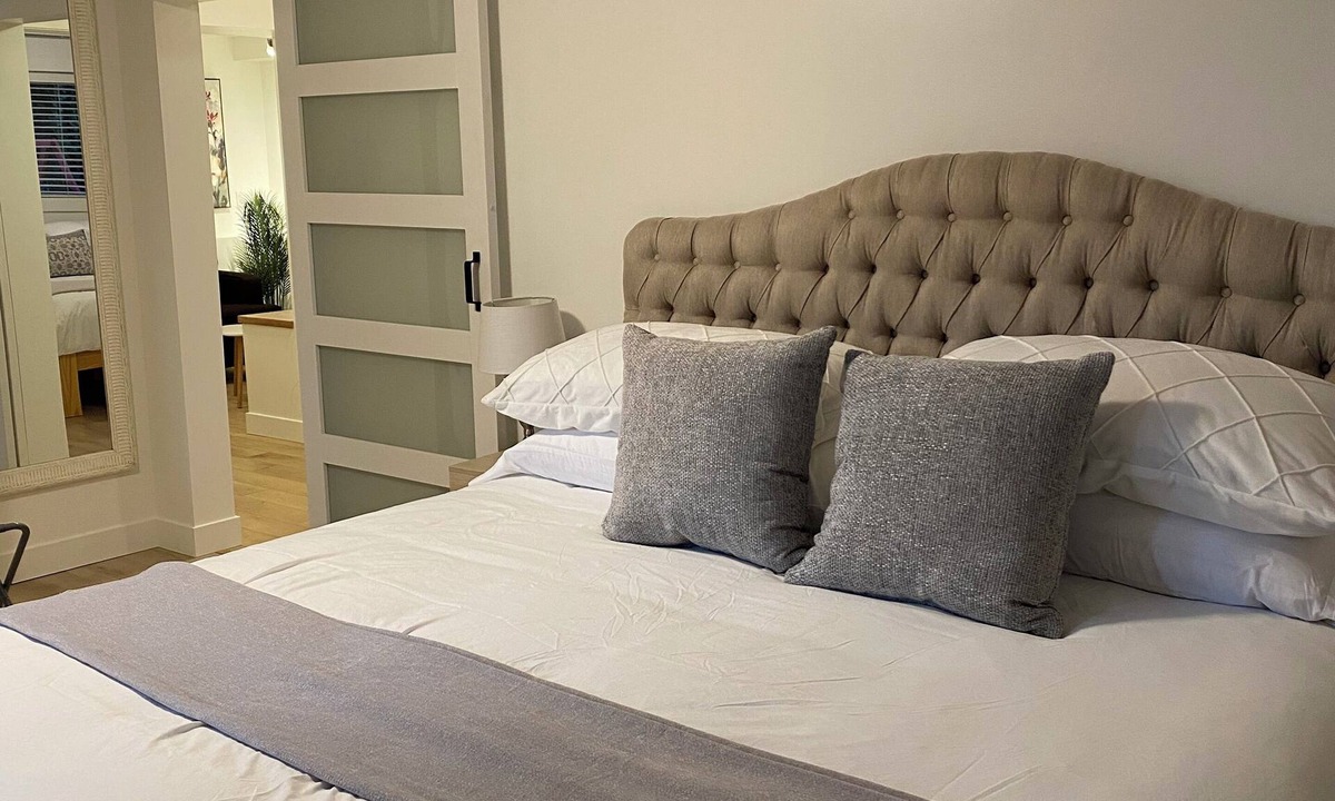 Regional District of Nanaimo Apartment | A spacious private lower level escape near lakes, trails and ocean views.