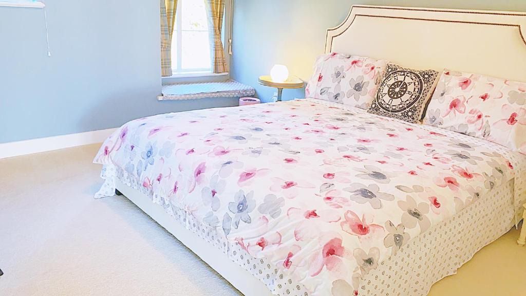 Burke Mountain House | AC-Emily's Nest 1 Bedroom Shared Bathroom Free Parking Self Check-in