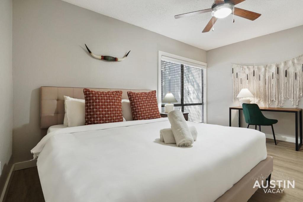 Brentwood Apartment | Adorable N Lamar Living, Pool and Comfort for All