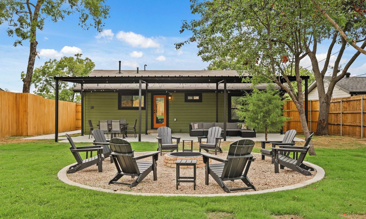 Central Arlington House | Arlington Retreat: Walk to AT&TStadium + GlobeLife