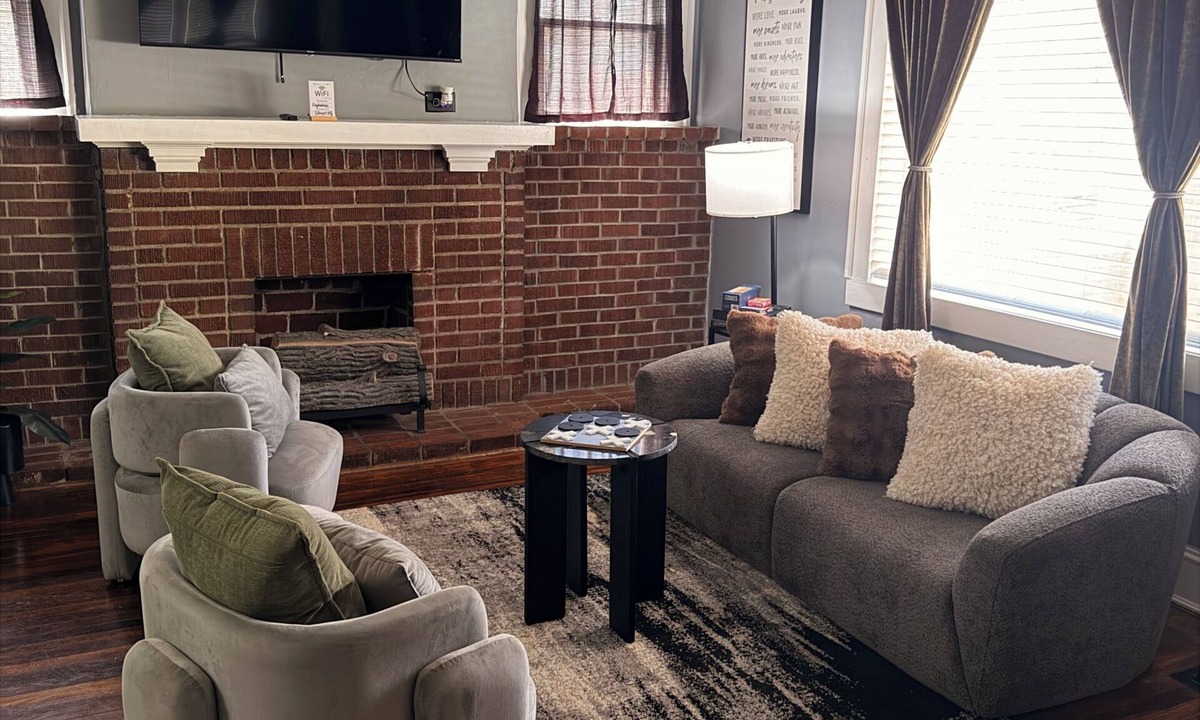 West End House | ATL Movie House, Theater Room, Sleeps9, Near Downtown