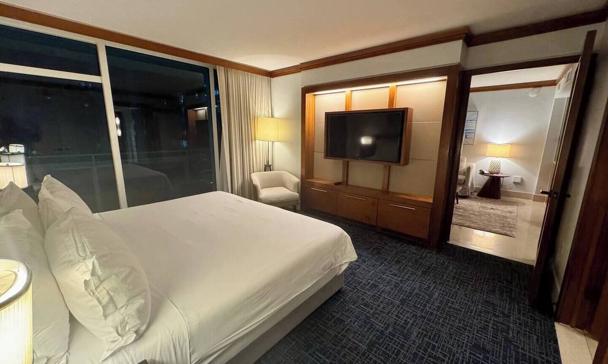 North Beach Hotel | Beachfront 1-bedroom apartment at LUXURY Carillon Miami Hotel