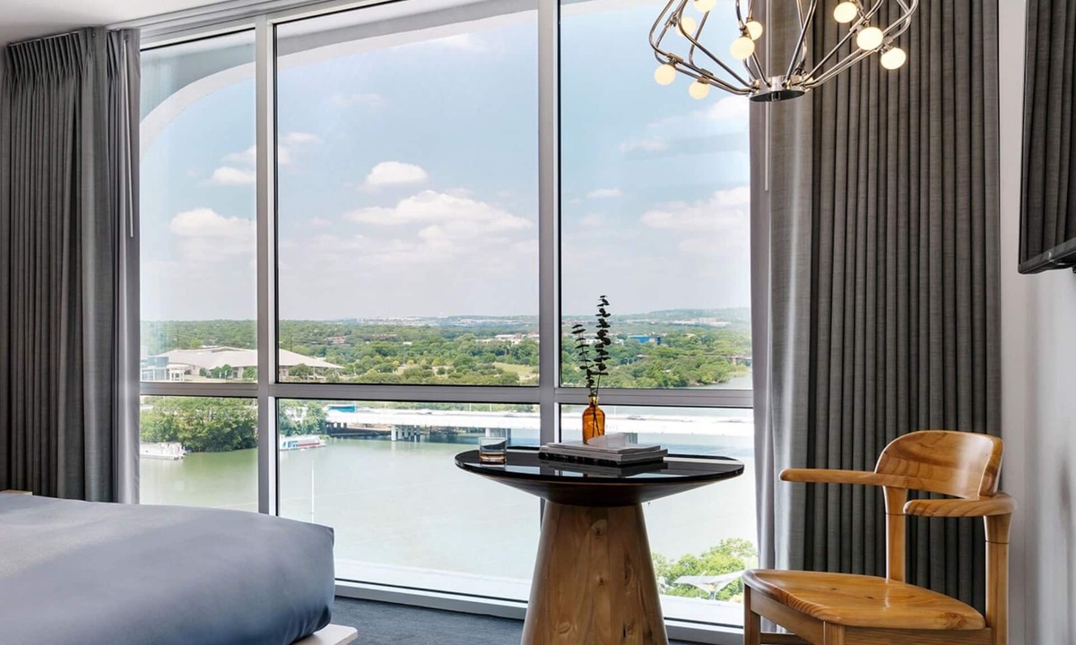 Congress Avenue Historic District Hotel | Beachside Comfort, Views of Austin, Pets Stay For Free, Onsite Swimming Pool!