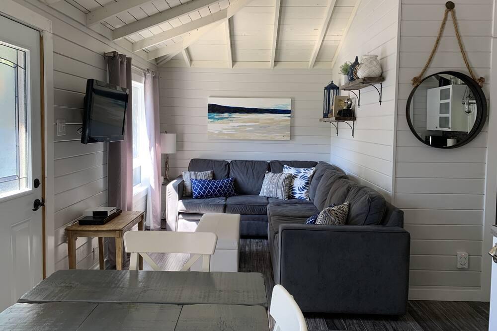 Grenville-sur-la-Rouge Cottage | Beautiful waterfront cottage with many amenities in Grenville-sur-la-Rouge, QC