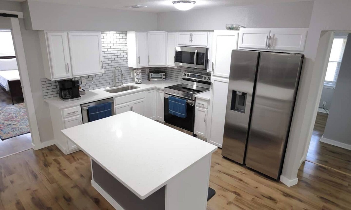 Allen House | Beautiful 4 beds & 3 baths downtown Allen