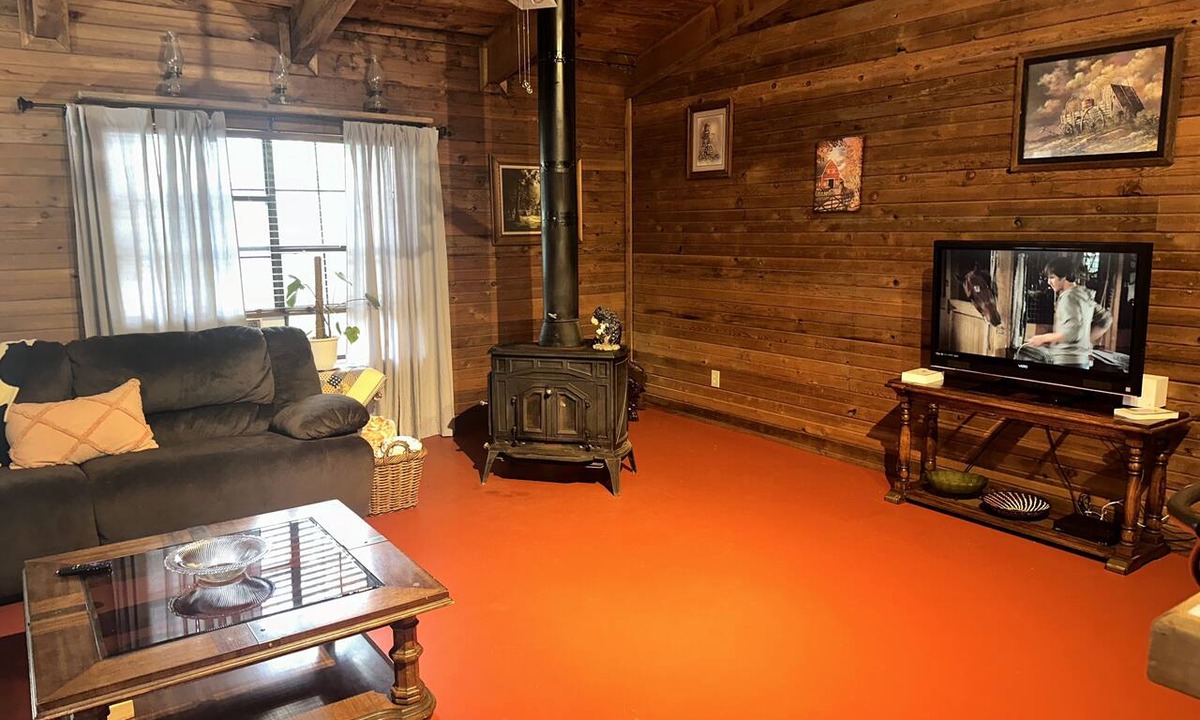 Granbury Cabin | Beautiful Rustic Cabin Just 10 Minutes to Granbury square