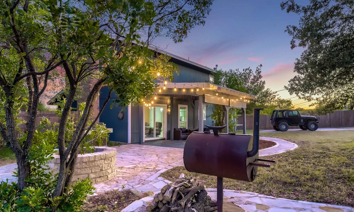 North Austin Civic Association House | Beautifully Remolded 3 Bedroom Nearby the Q2 Stadium and The Domain - by PMI Austin Metro