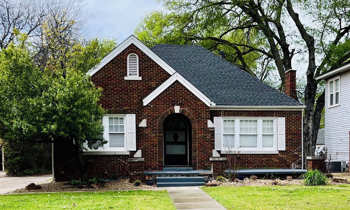 Norman House | Best Location, comfy bungalow just a 10 min.walk to OU Stadium or Campus Corner