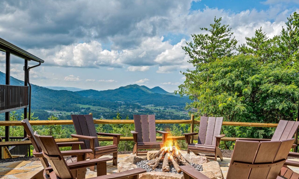 Smoky Mountains Cabin | Breathtaking Mountain Views, Propane Fire Pit, Minutes to Nat’l Park. Sleeps 8.
