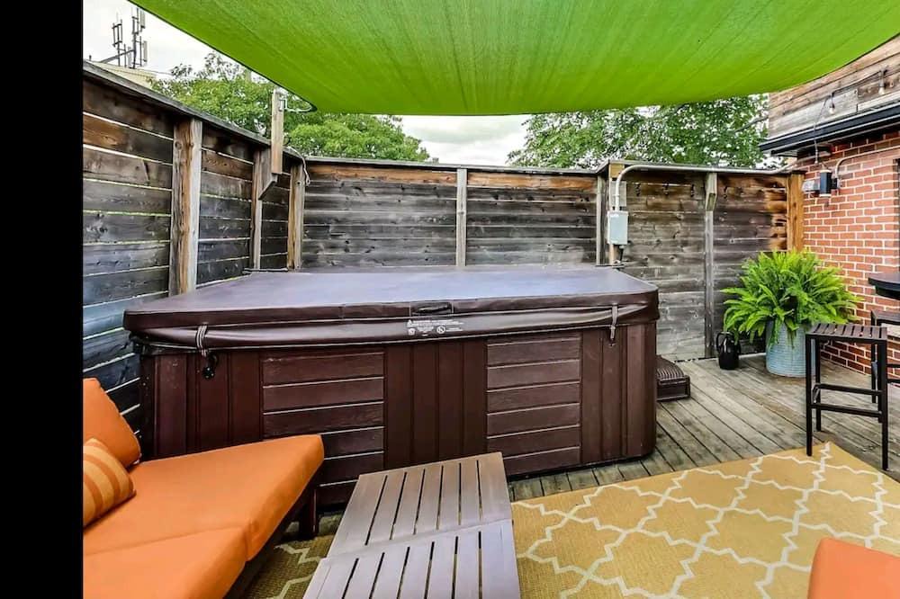 Oakwood Village House | Breathtaking private Hottub Oasis