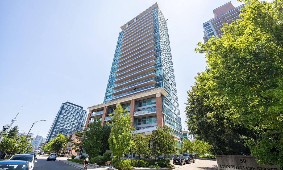 King West Village Condo | Bright 2BR Unit w/Free Parking and Gym
