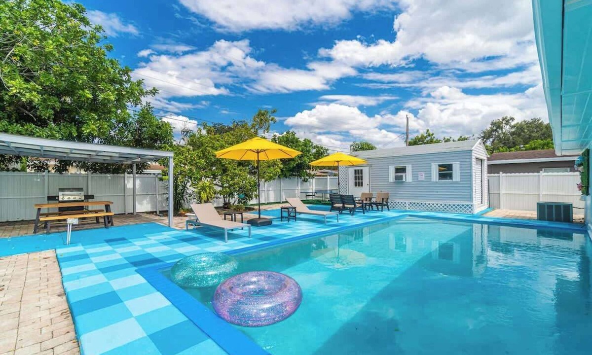 Driftwood House | Bright 4BR with Pool and Game Room near Hard Rock