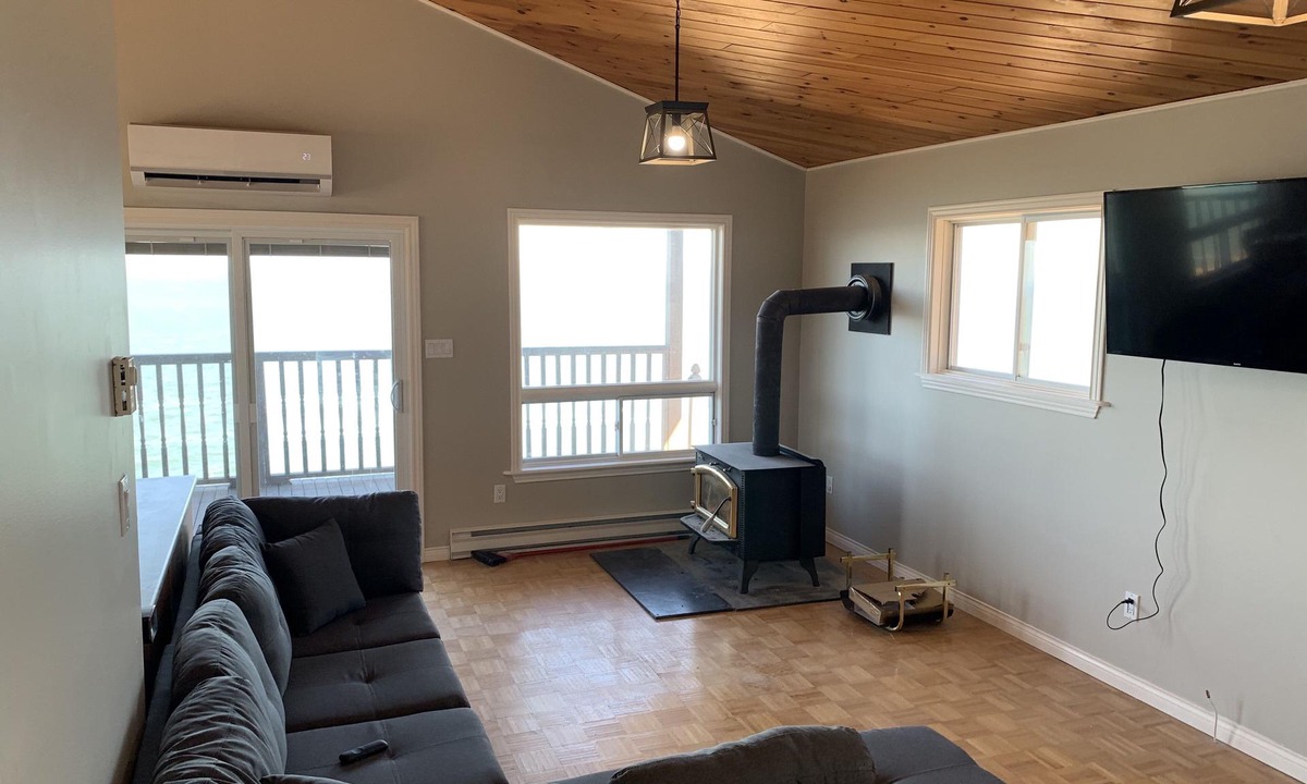 Bay of Fundy & Annapolis Valley Cottage | Bright and cozy cottage overlooking the worlds highest tides