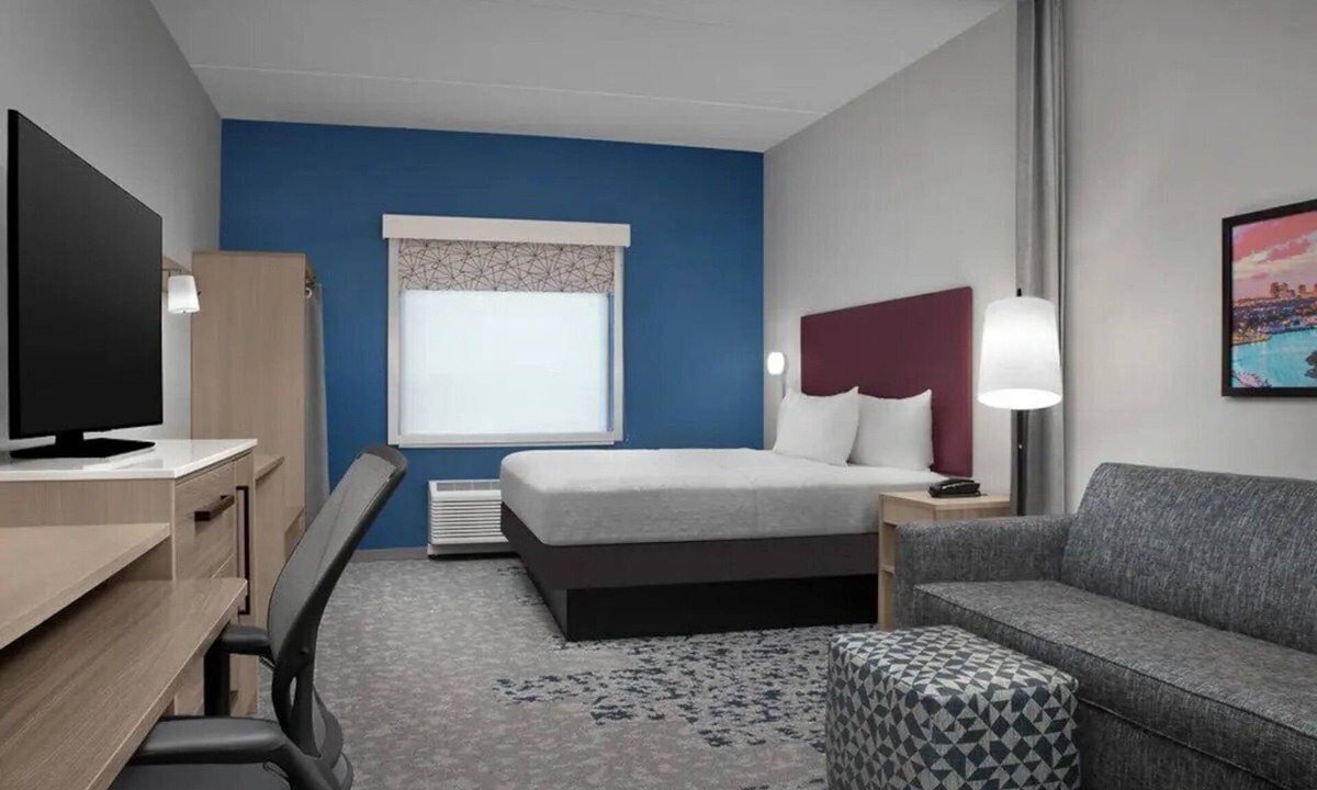 Weston Hotel | Bright King Studio | Breakfast, Outdoor Pool | 0.6 mi to Cleveland Clinic
