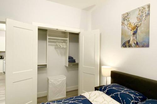 Burnaby Apartment | Burnaby Metrotown Two Bedroom Suite Walk to Metrotown Station, Metropolis & Crystal Mall
