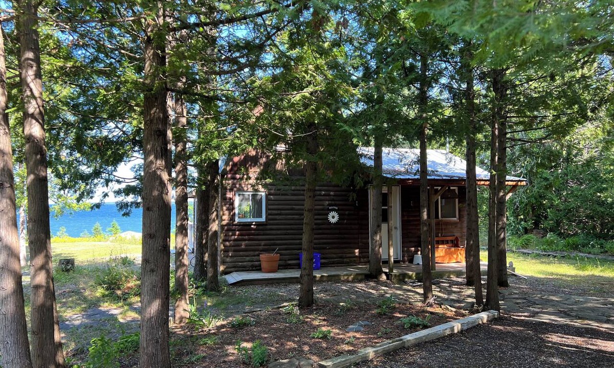Manitoulin District Cabin | Welcome to The Cedars. Beautifully maintained waterfront quaint log cabin