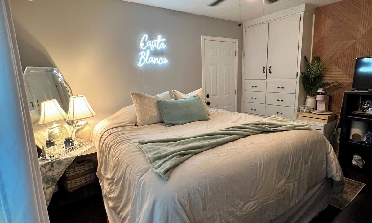 West San Antonio House | Casita Private King Room & Full Bathroom near Lackland AFB & Fiesta Texas