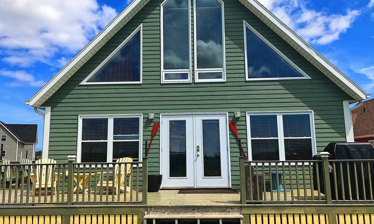 Green Gables Cottage | Cavendish Driftwood Getaway - Beach, National Park, Nature Trails, Seafood, Golf