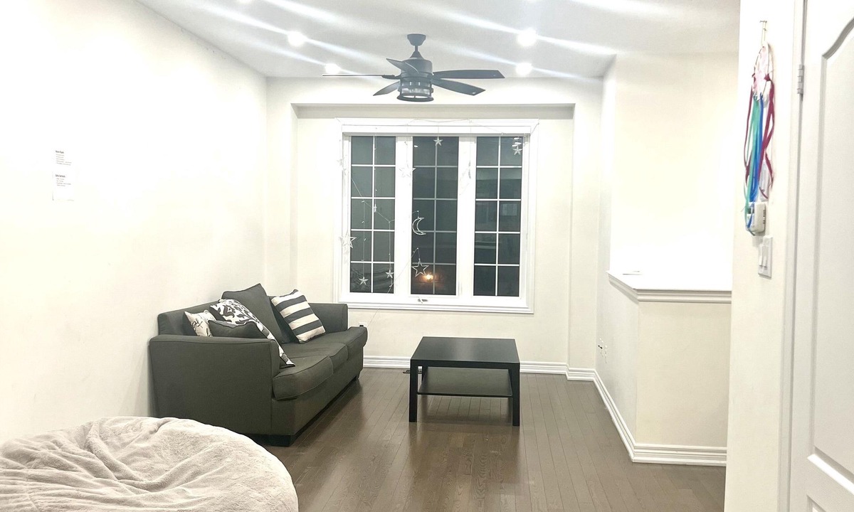 Brampton House | Centrally located beautiful 3 bedroom full house with free parking