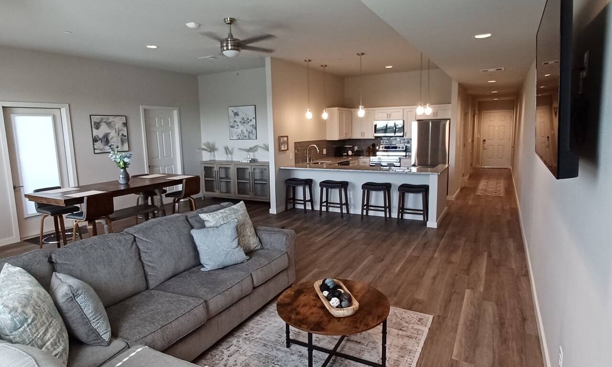 Manor Apartment | Charming 2-Bedroom Apartment in Downtown Manor