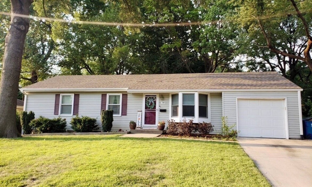 Overland Park House | Charming 3-bedroom house in peaceful Overland Park with garage and yard!
