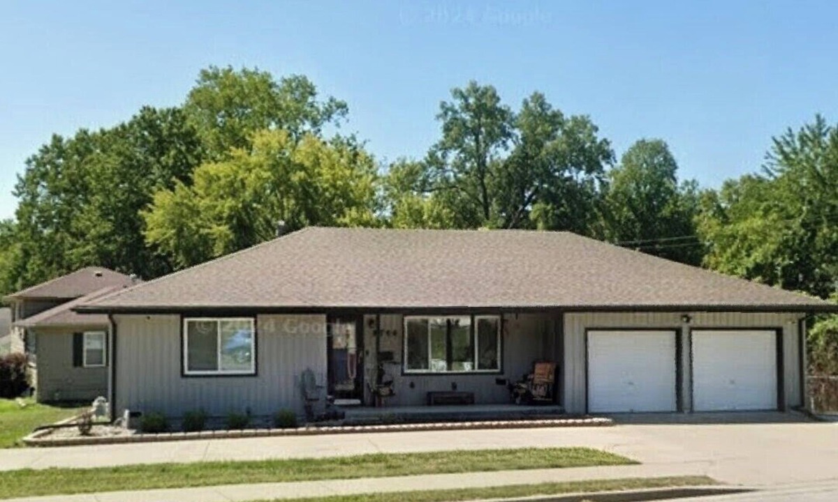 Raytown House | Charming 3-bedroom house 10 minutes from Arrowhead Stadium. Raytown neighborhood