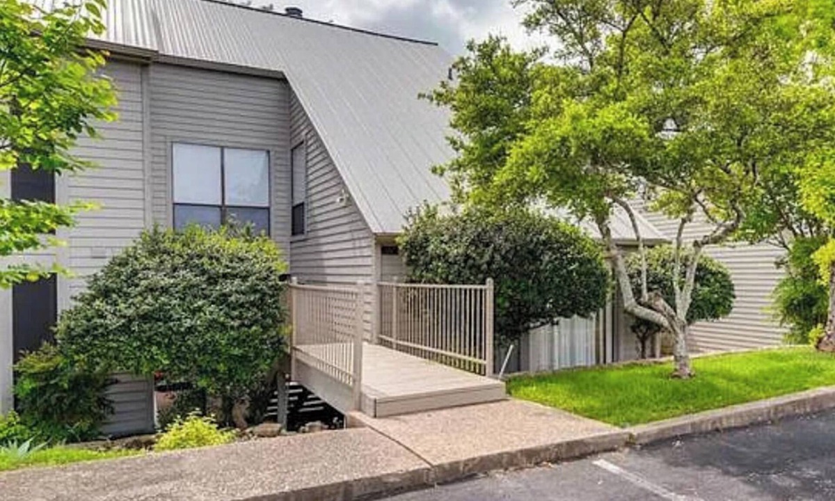 Lakeway Condo | Charming 3bed 3 bath Lakeway Retreat with Patio and Resort-Style amenities