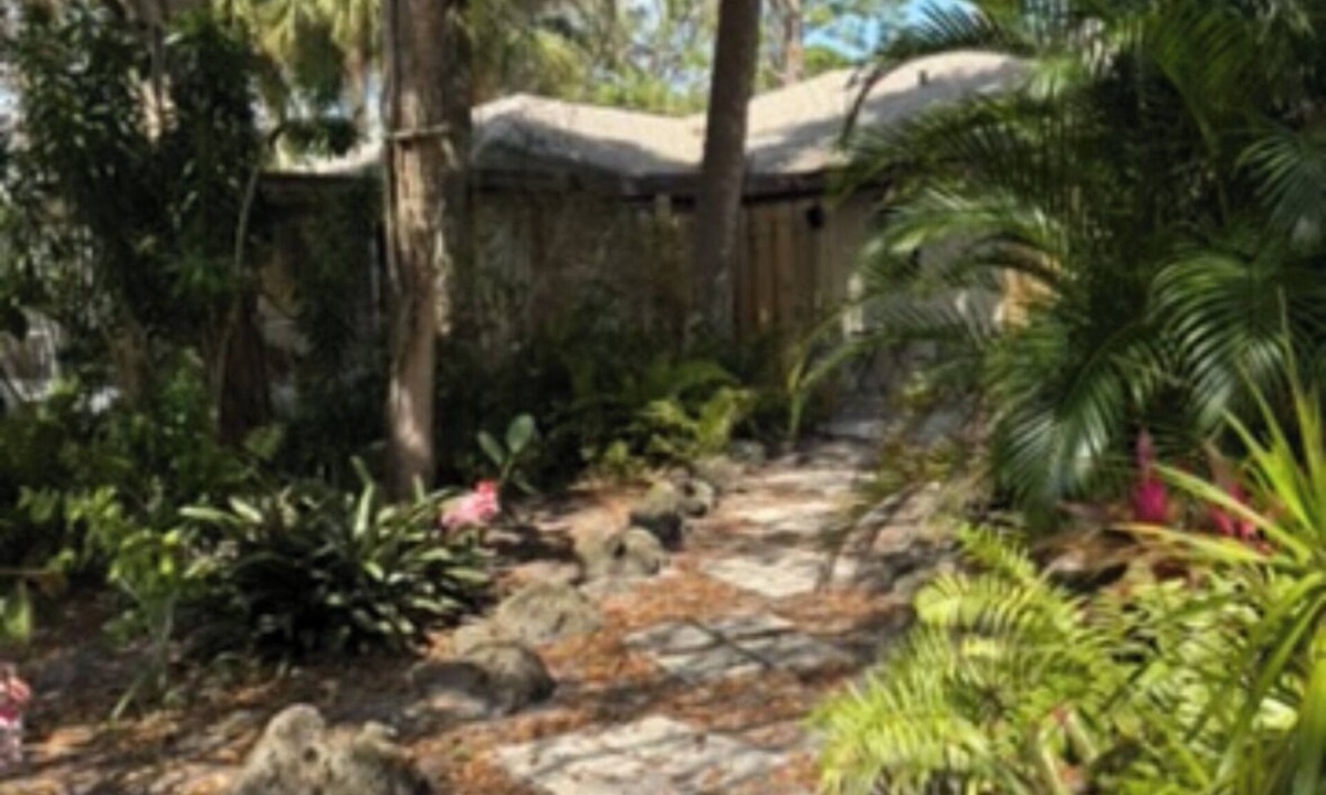 Fort Myers Shores Bed & Breakfast | Charming bed & breakfast in nice Fort Myers Shores