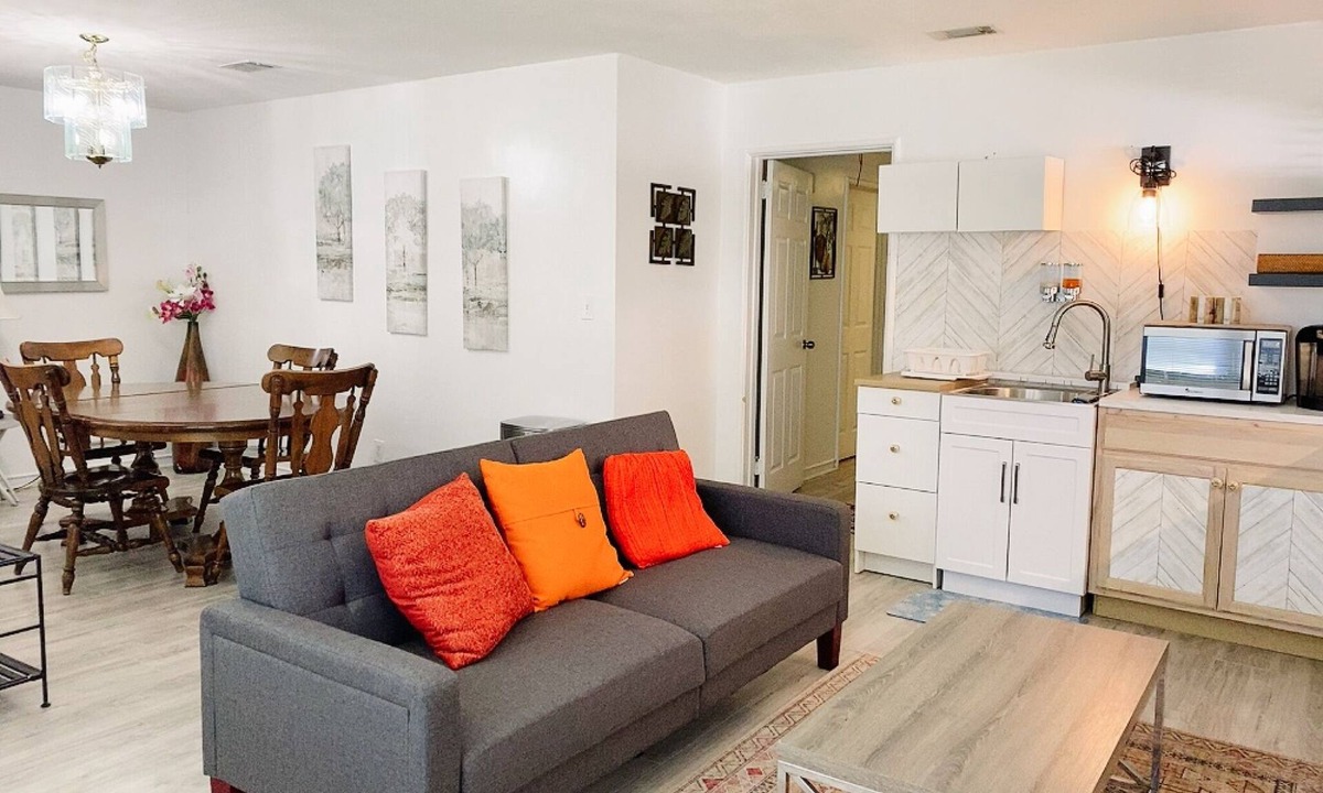 Brunswick House | Cheerful, three bedrooms, centrally-located place near hospital, St Simons